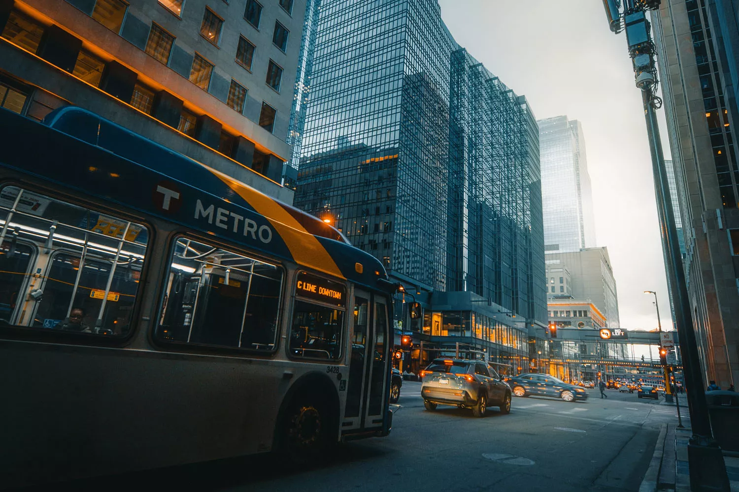 Un autobús y varios coches en una ciudad de Estados Unidos / JOSH HILD - PEXELS