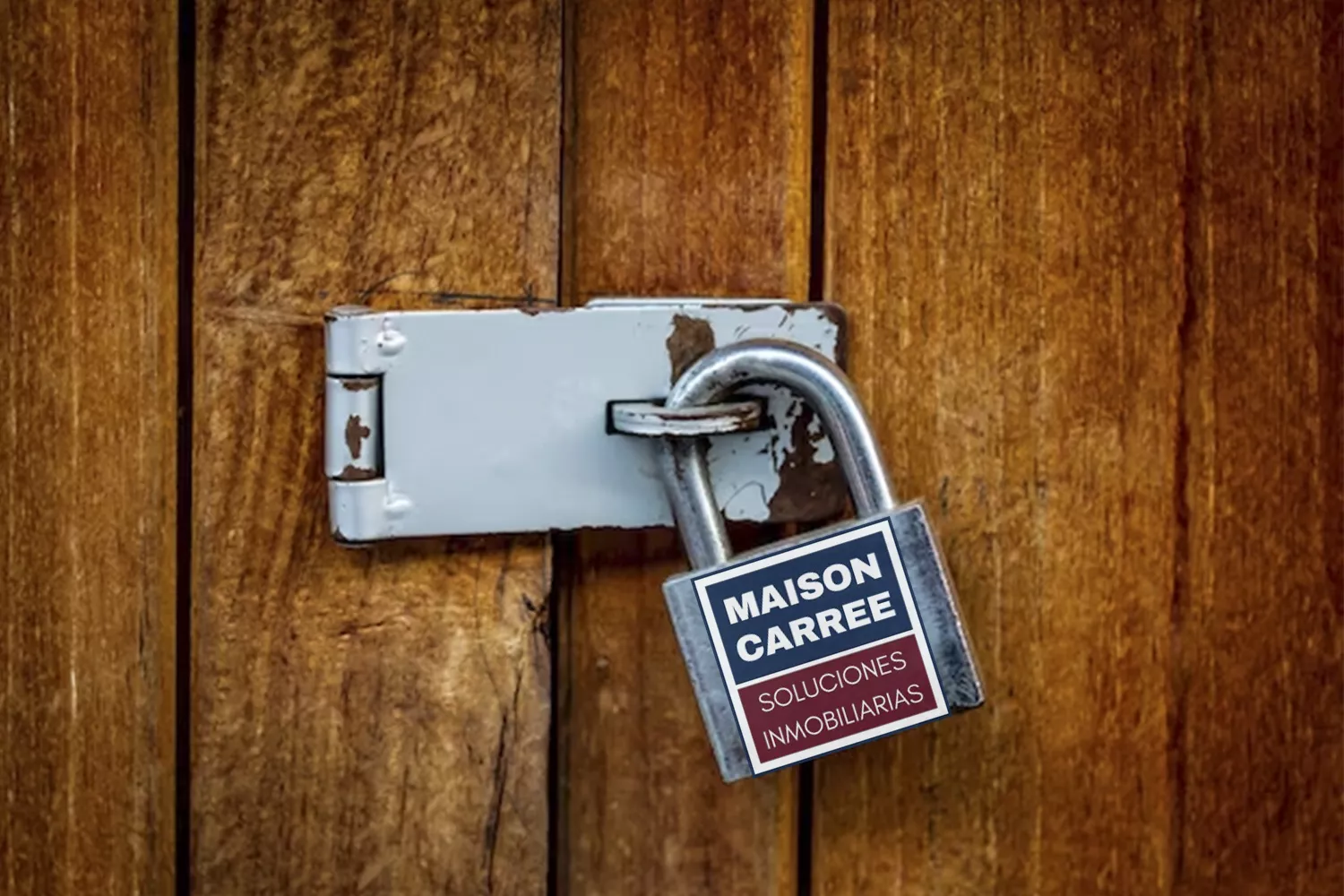 Una puerta cerrada de una vivienda que Maison Carree no quiere enseñar a una cliente / Fotomontaje CG