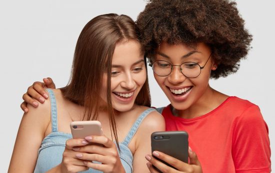 Dos amigas consultan el horóscopo de sus respectivas citas de Tinder / FREEPIK