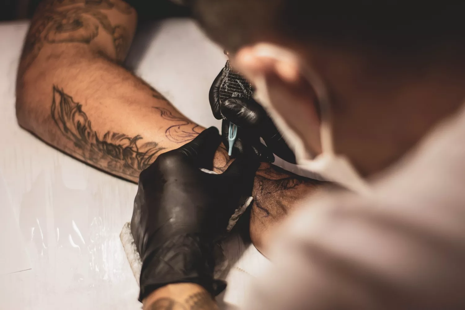 Una persona se hace un tatuaje con tinta similar a la que ha retirado Sanidad / UNSPLASH