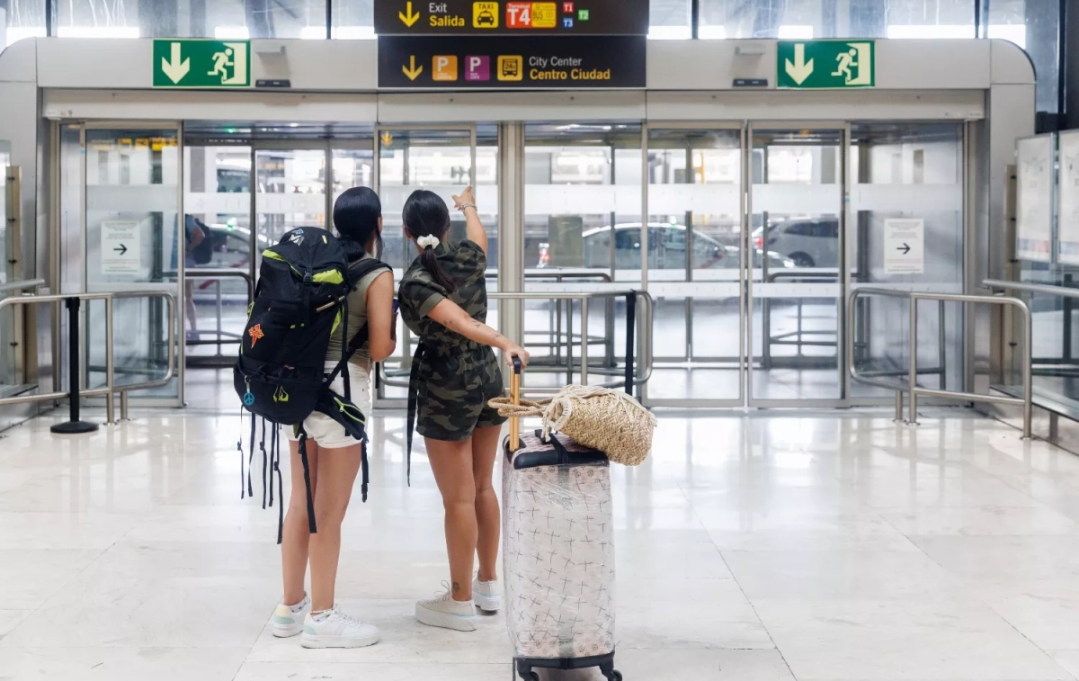 Dos turistas llegan al aeropuerto de Madrid-Barajas / EP
