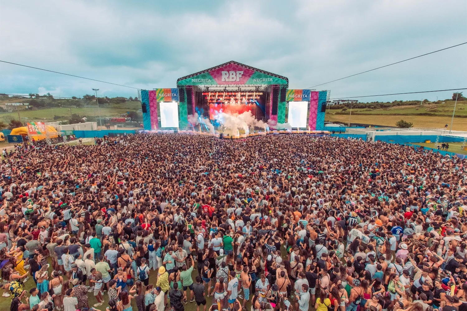 El Reggaeton Beach Festival es uno de los eventos que cobran por una pulsera de reacceso / EP