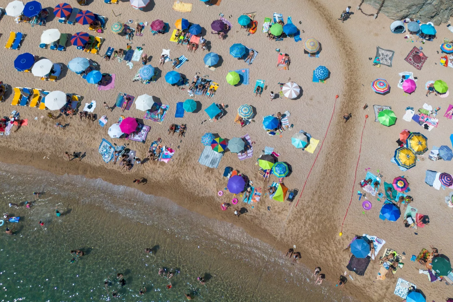 Los turistas llenan las playas españolas / EP