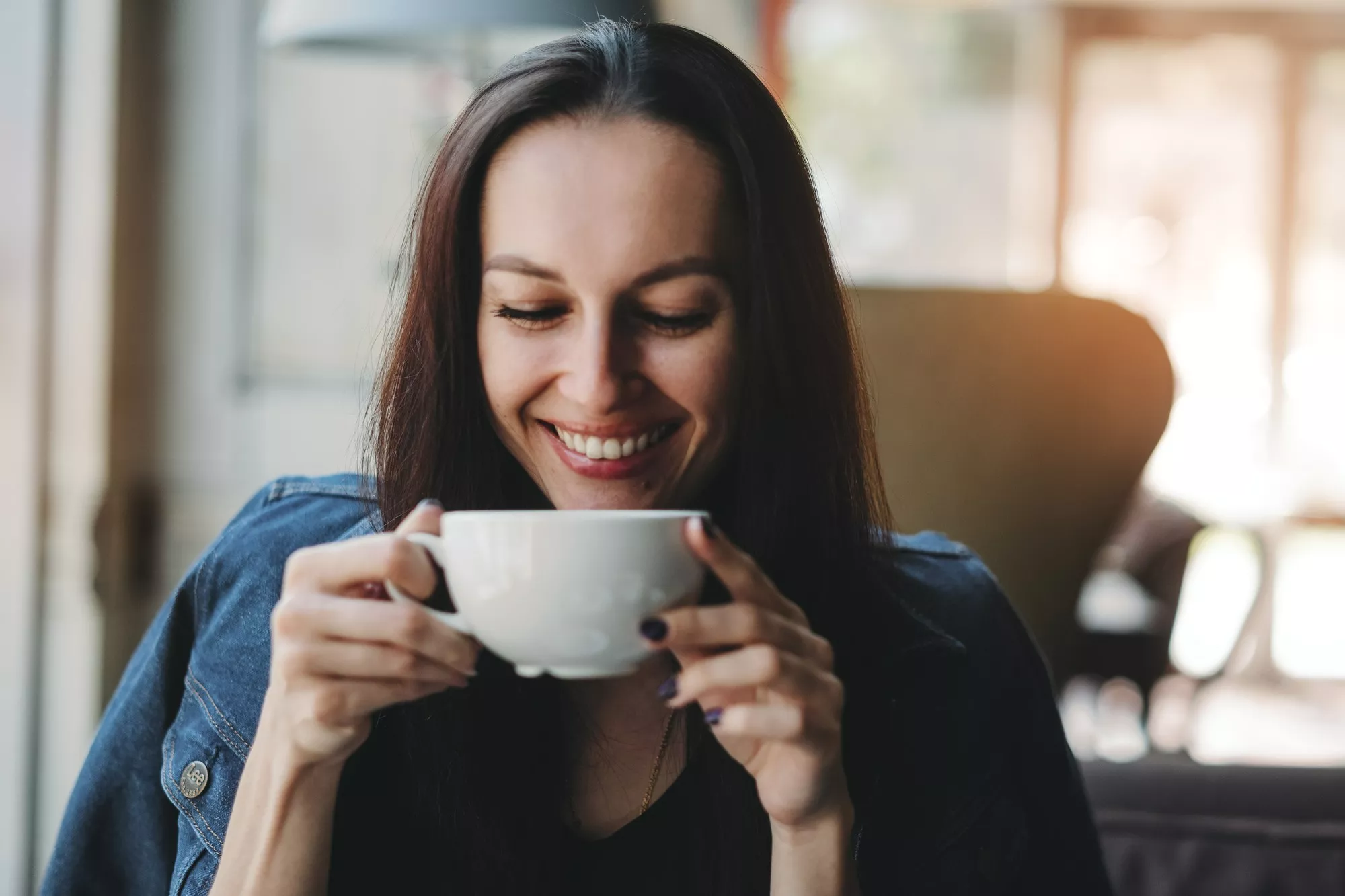 Mujer tomando café / FREEPIK