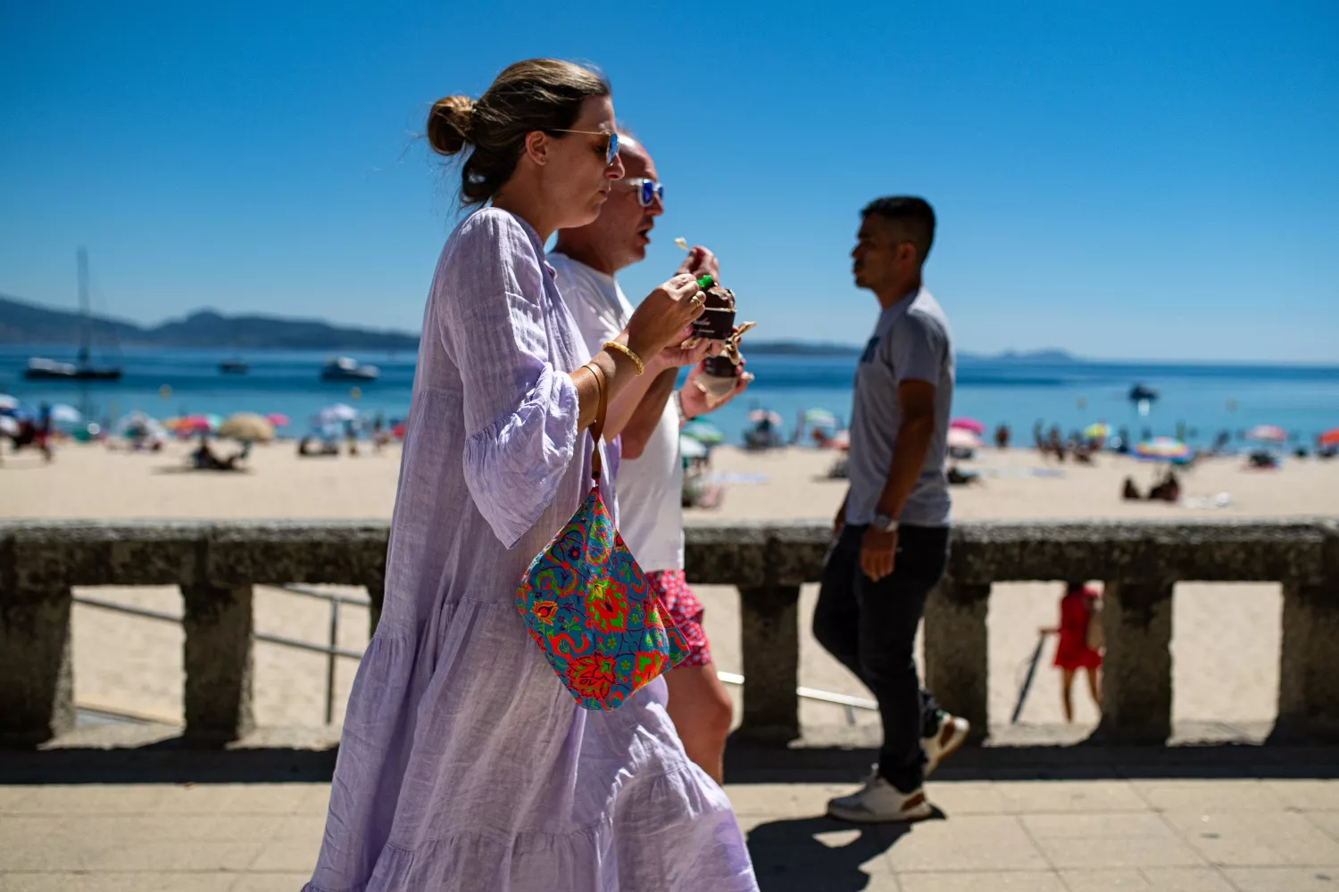 Dos personas caminan por el paseo marítimo con un helado, los artículos que más se roban en los supe