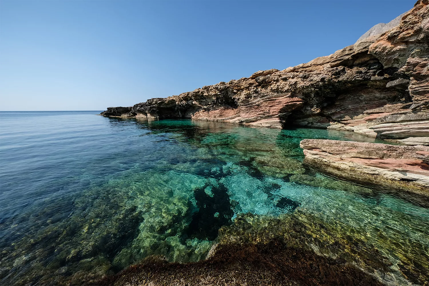 Las aguas cristalinas de una bonita cala del Mediterráneo / FREEPIK