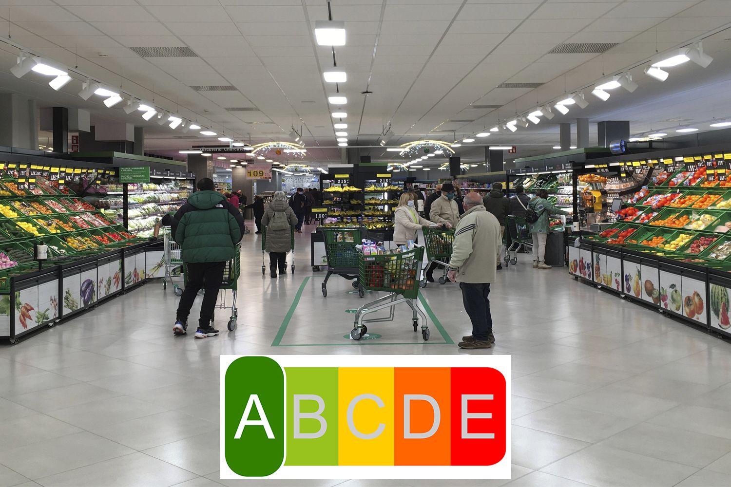 Un supermercado con varios clientes y el semáforo para los alimentos Nutriscore / EP