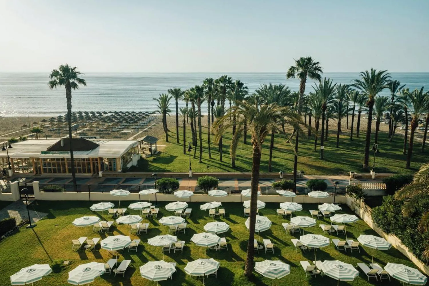 El jardín del histórico hotel y la playa de Torremolinos / BOOKING