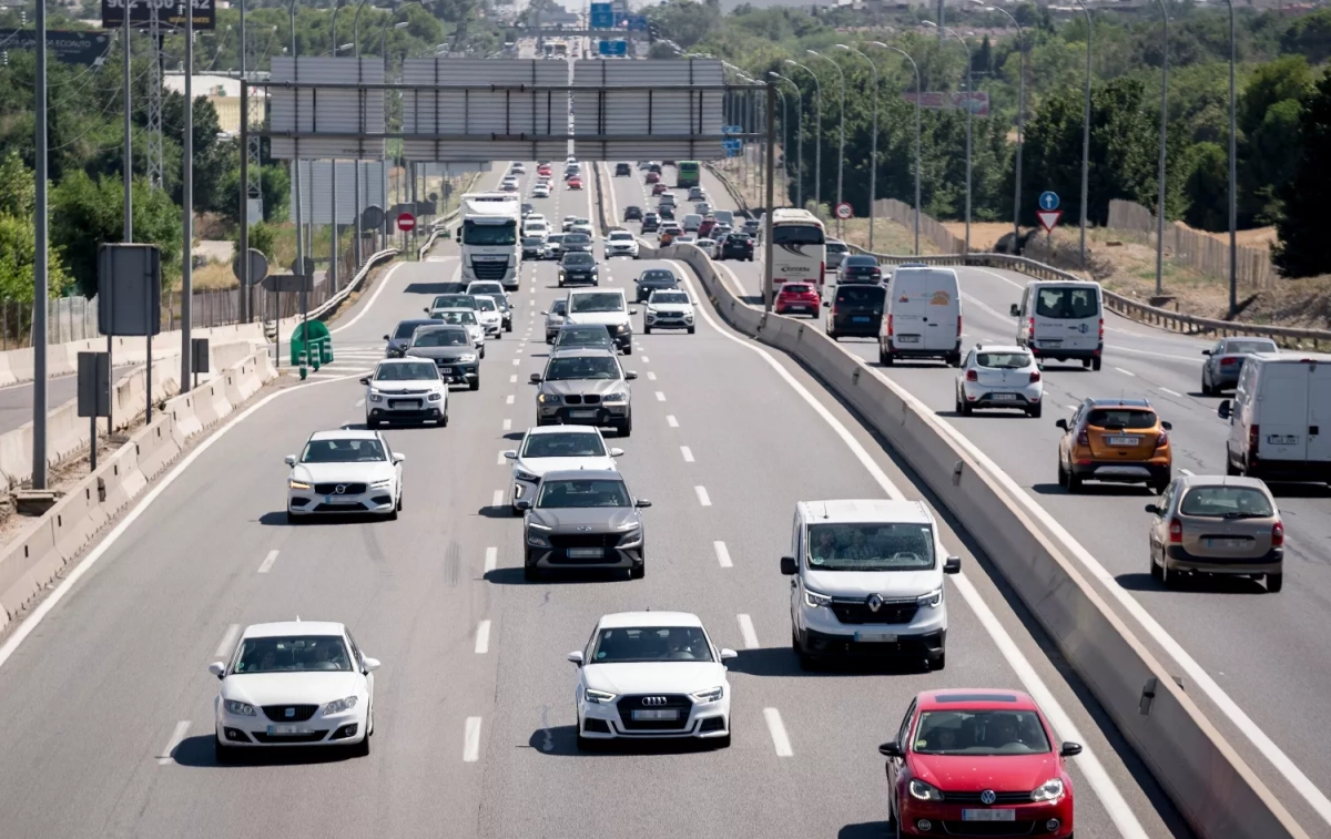 Una carretera española con señales de la DGT / EP