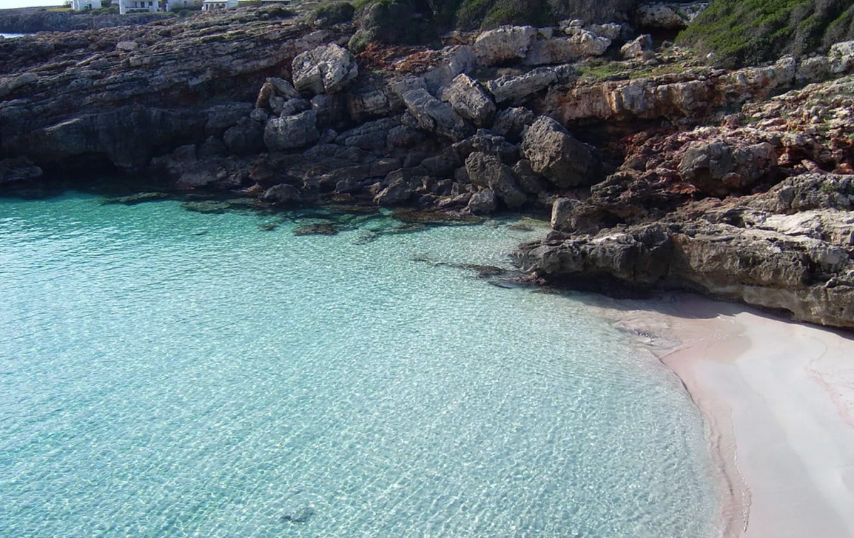 Es Caló Blanc, una de las calas más pequeñas y desconocidas del sur de Menorca / WIKIPEDIA