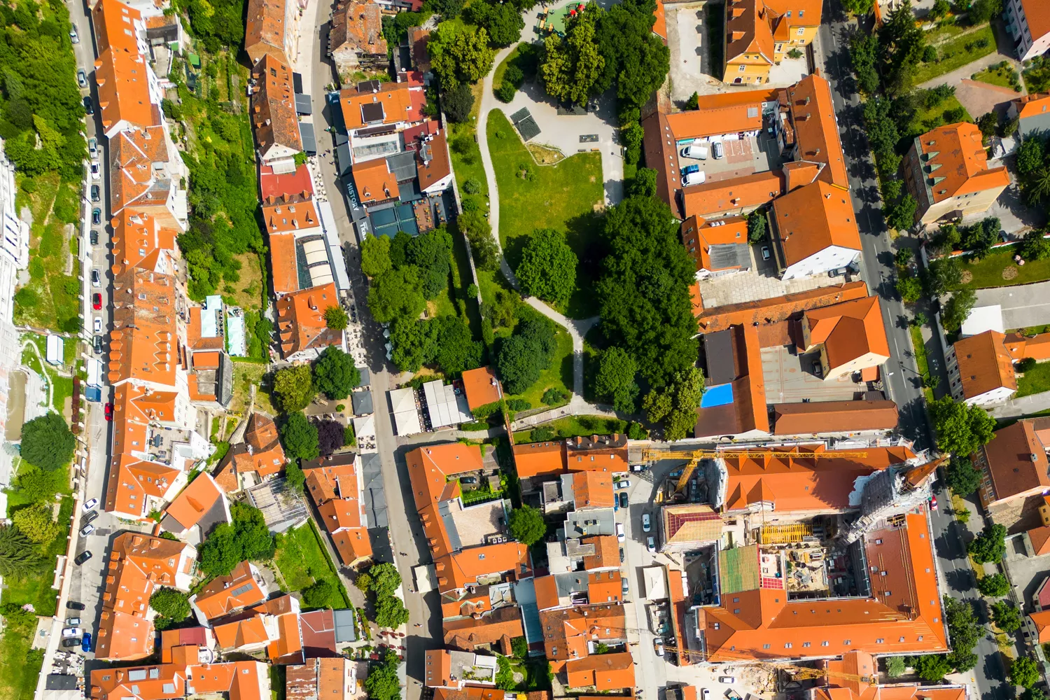 Vista aérea de un barrio y de sus calles con casas residenciales de lujo / FREEPIK