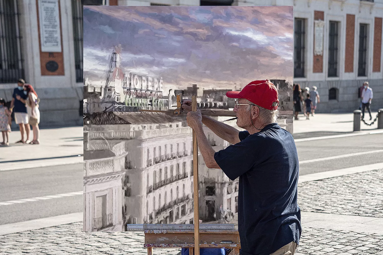 El pintor hiperrealista Antonio López pinta en la Puerta del Sol de Madrid, lo que se ha convertido en una atracción turística / PIXABAY