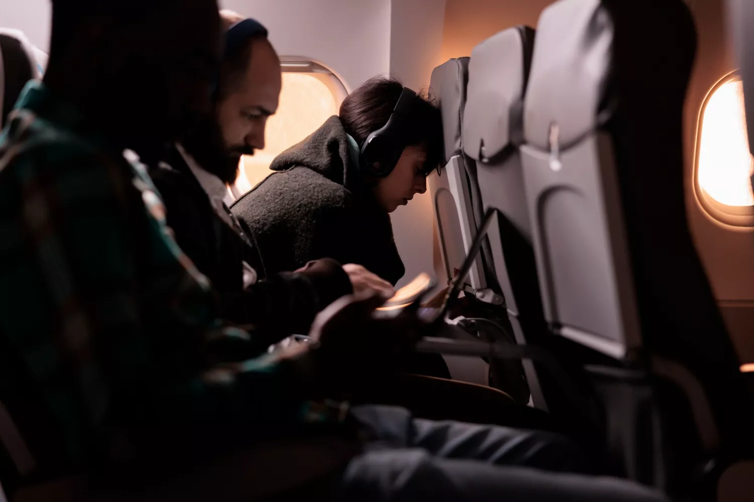 Una chica intenta dormir en un avión / FREEPIK