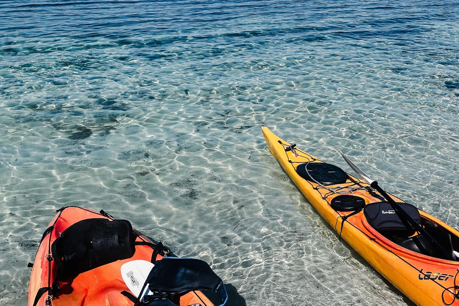 Dos kayaks en una de las playas de arena fina y agua cristalina de la Illa d'en Colom, en Menorca / BUENDÍA EXPERIENCIAS