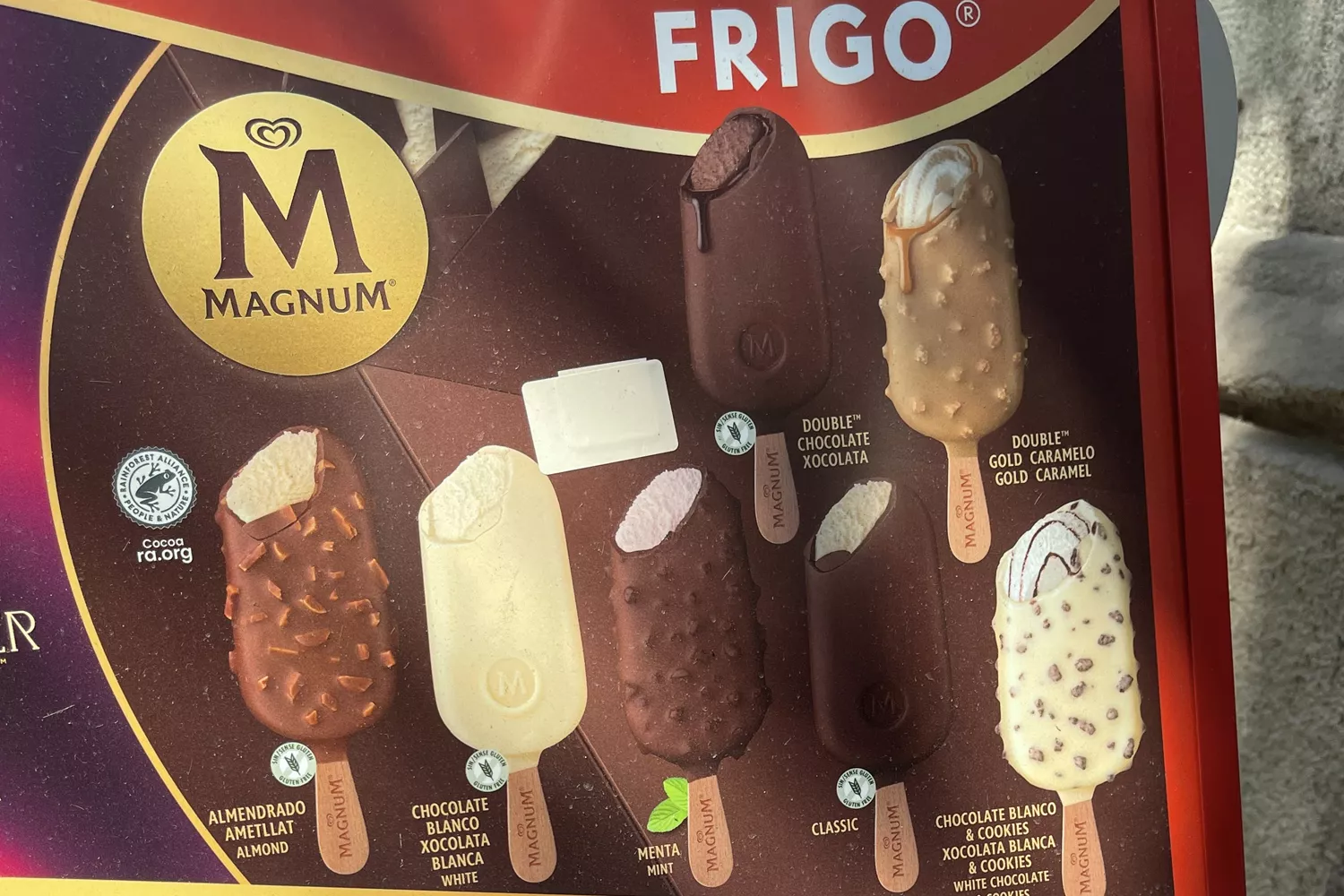 El cartel de helados Frigo con una pegatina sospechosa en uno de los supermercados 24 horas del centro de Barcelona / CG