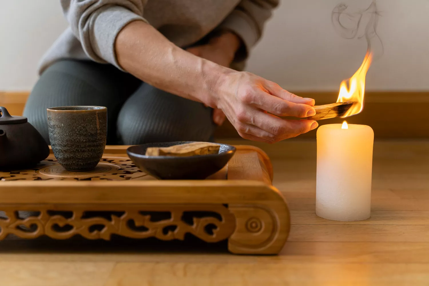 Una persona quema palo santo, el objeto para alejar las energías negativas que se vende en Amazon / FREEPIK