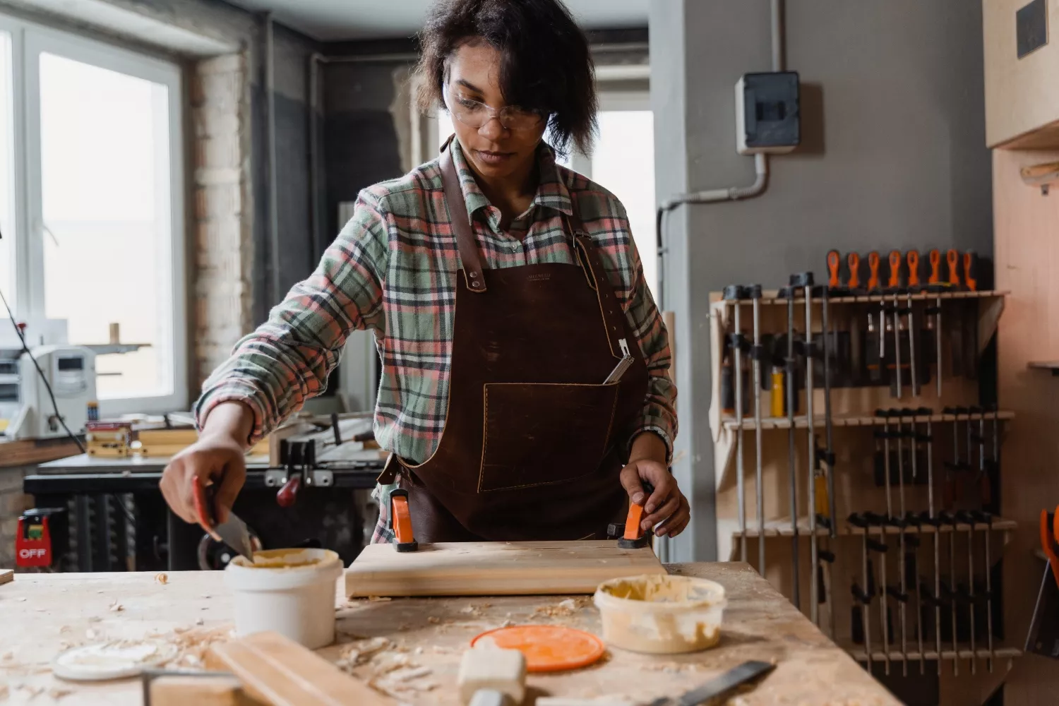 Una persona utiliza pegamento sobre una superficie de madera / PEXELS 