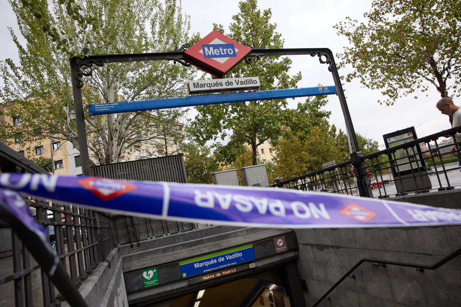 Una cinta con la señalización 'NO PASAR' en una de las entradas a la estación de metro de Marqués de Vadillo / EP