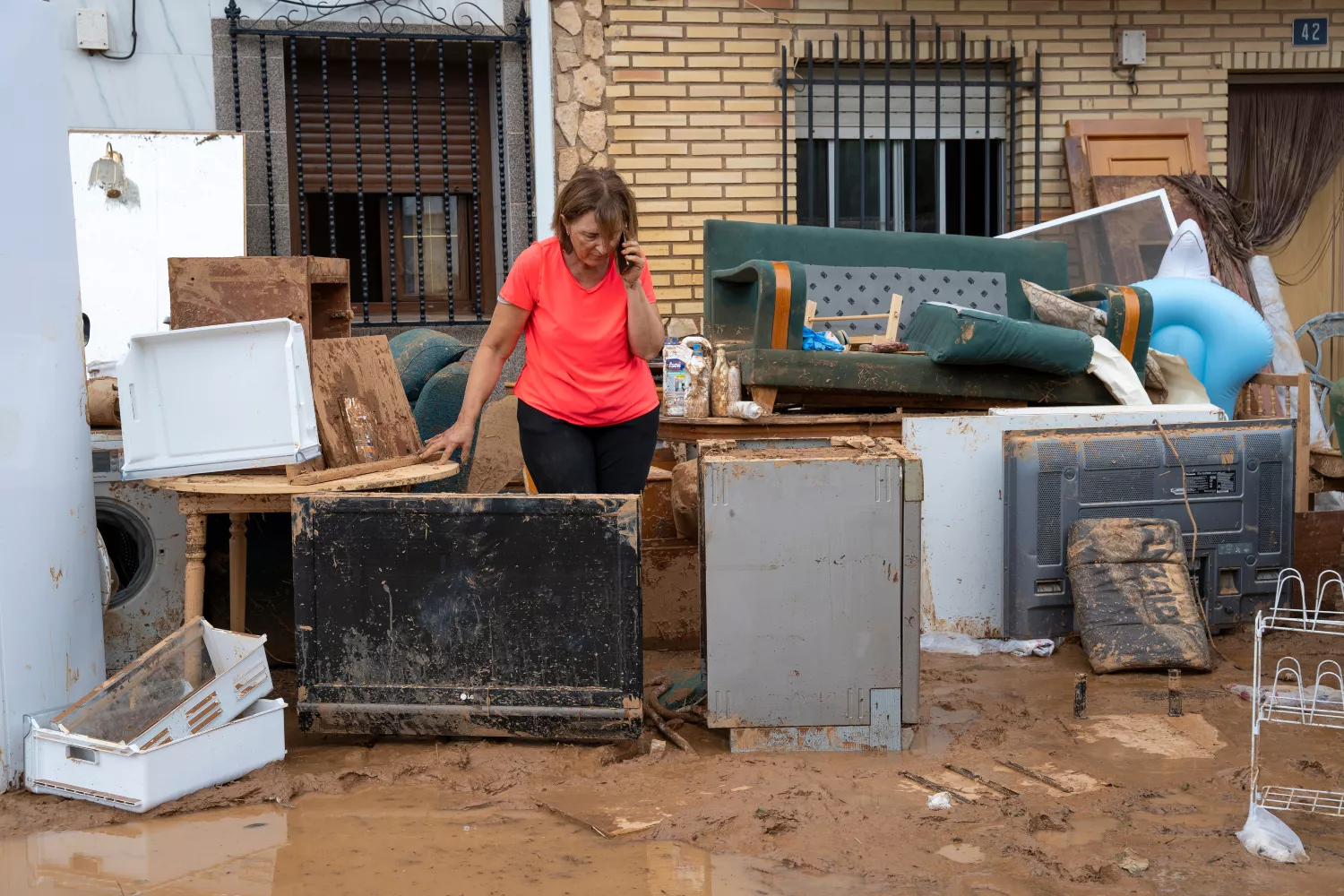 Una mujer cuyos muebles se han dañado por la DANA / EUROPA PRESS – LOLA PINEDA