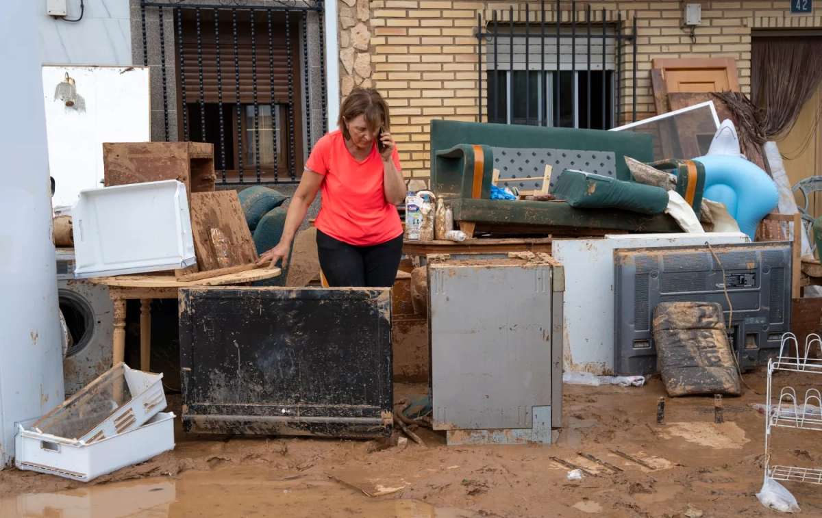 Una mujer cuyos muebles se han dañado por la DANA intenta reclamar / EUROPA PRESS – LOLA PINEDA