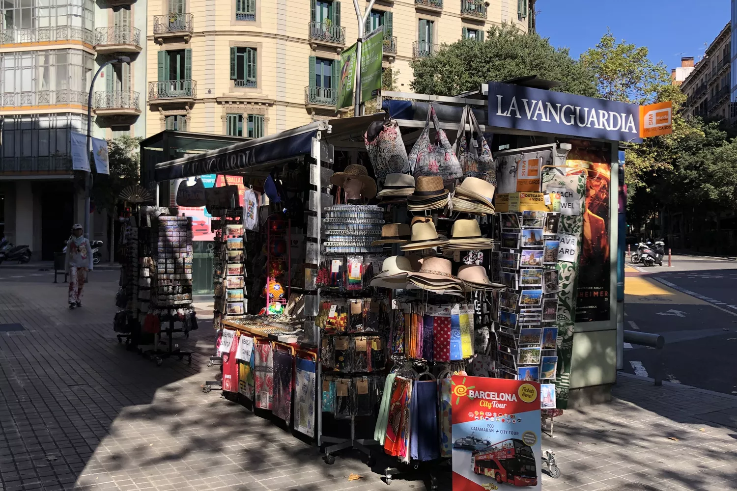 Un quiosco de prensa repleto de souvenirs en Barcelona / CG