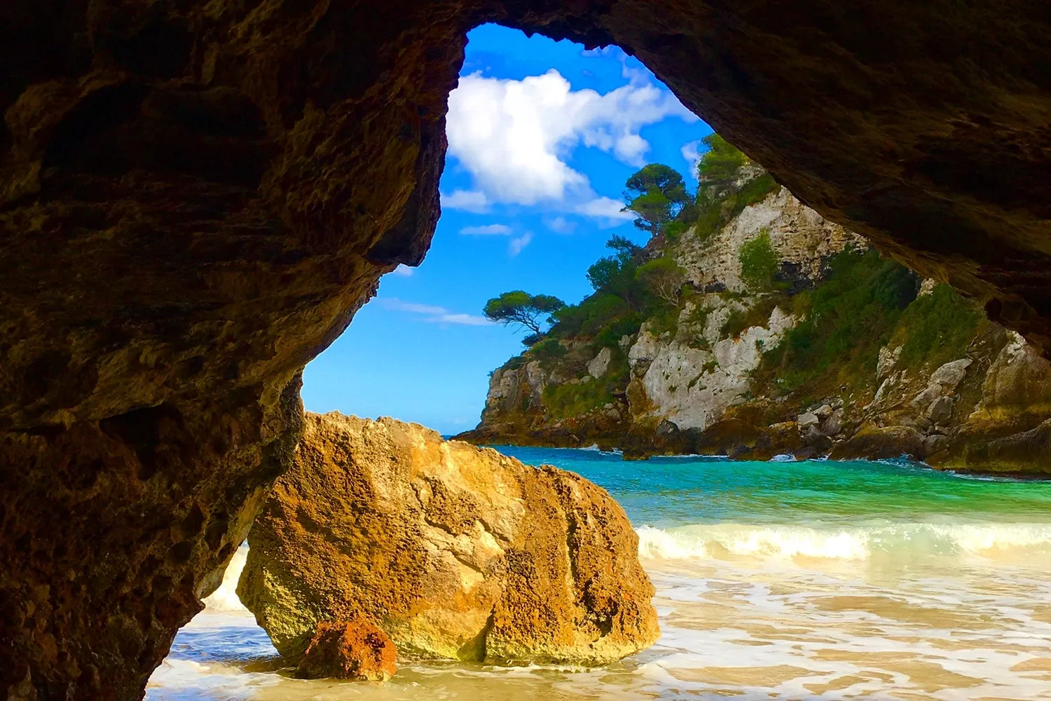 La pequeña cueva de Cala Macarelleta, en Menorca / TEO CAMINO