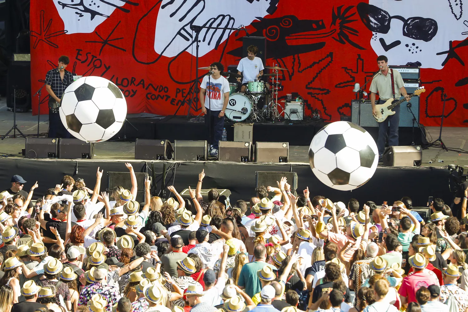 Balones de fútbol gigantes durante la actuación de Carolina Durante en un festival / EFE