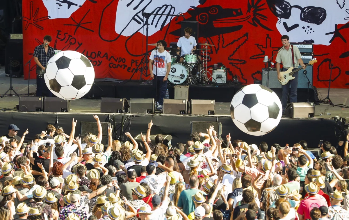 Balones de fútbol gigantes durante la actuación de Carolina Durante en un festival / EFE