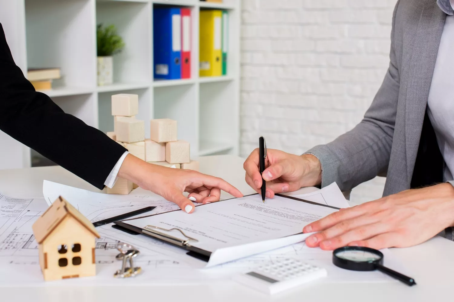 Una persona firma los documentos de una hipoteca / FREEPIK