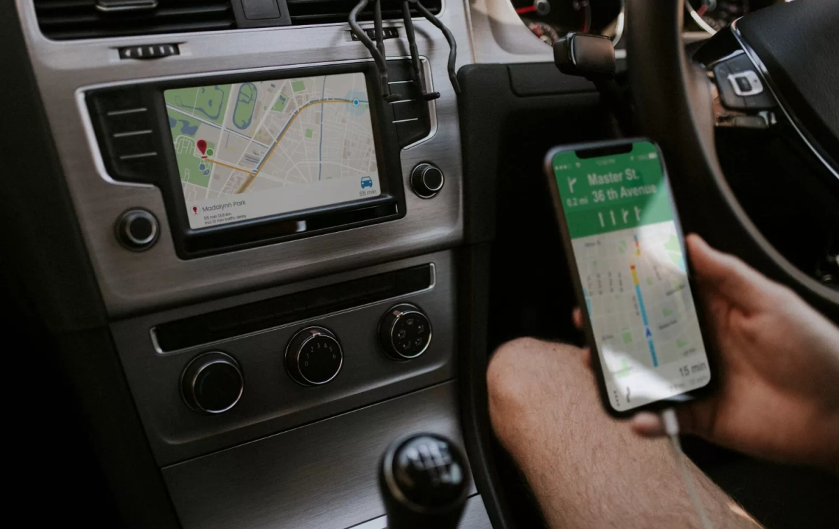 Una persona usa Google Maps en su coche / FREEPIK