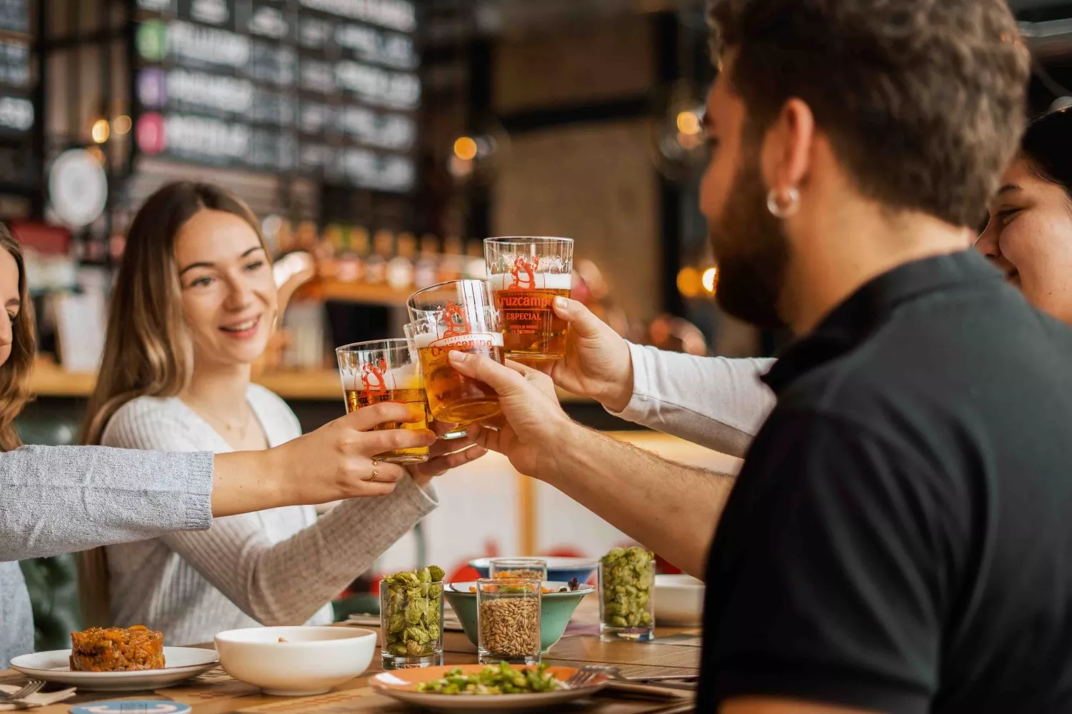 Un bar sevillano donde se brinda con una cerveza / CRUZCAMPO (EP)