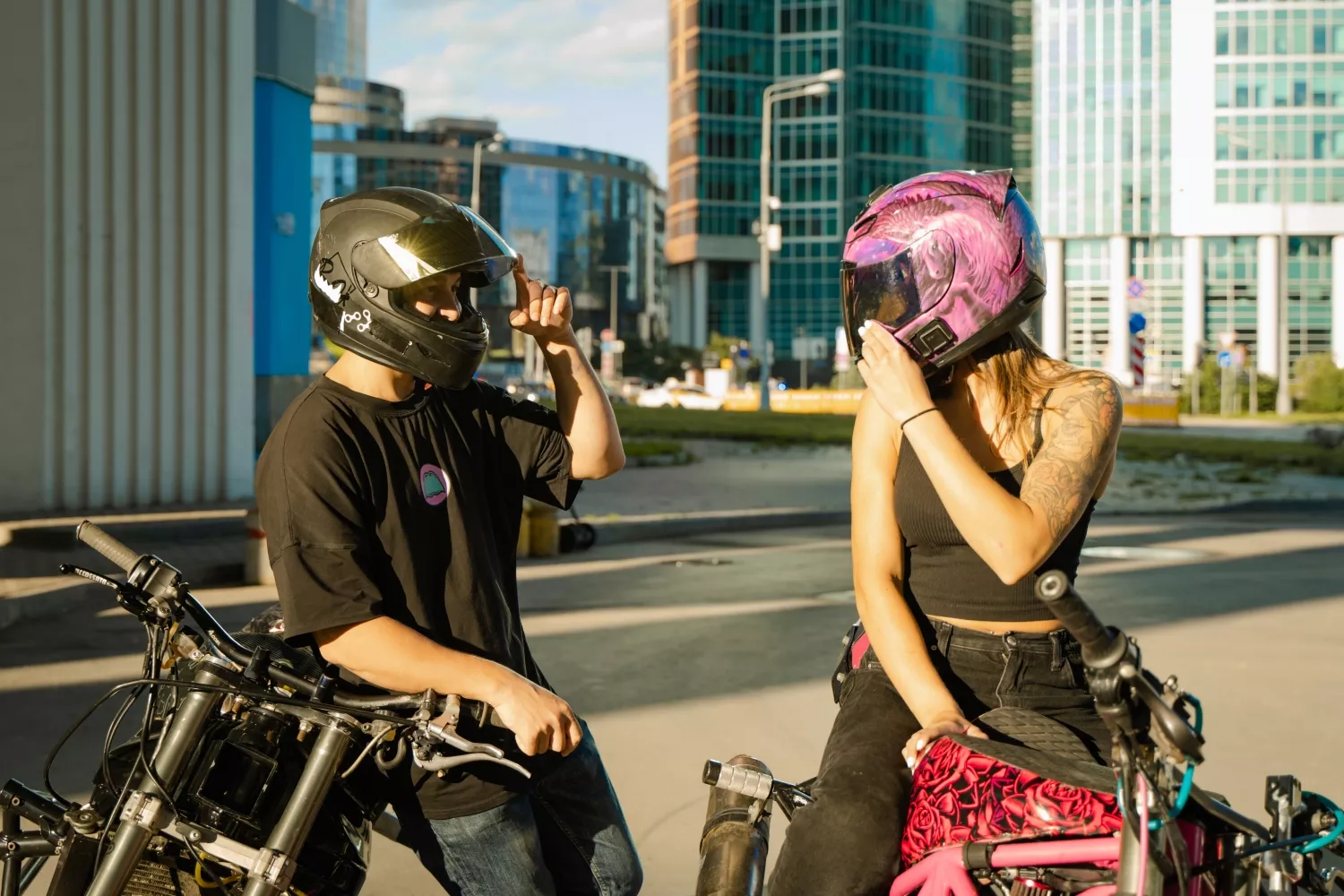 Dos jóvenes que circulan en moto / PEXELS 