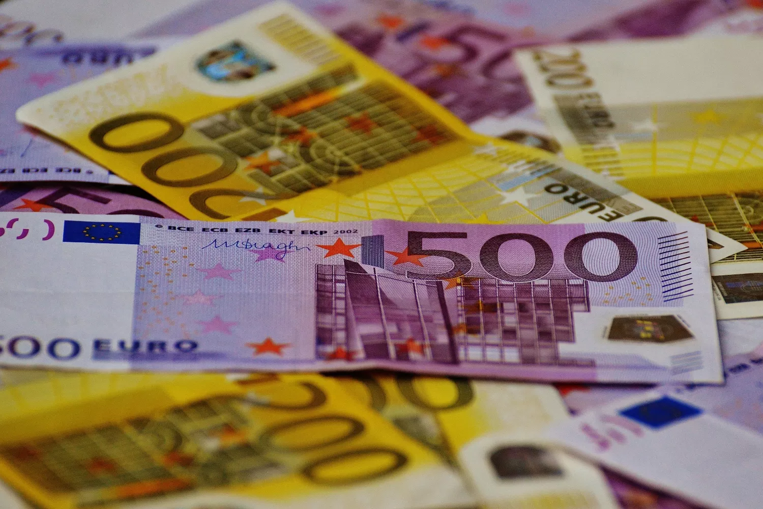 Billetes de 200 y 500 euros / PIXABAY 