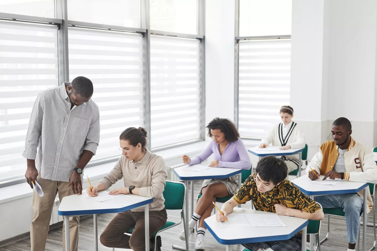 Estudiantes realizan un examen que no saben si van a aprobar o suspender / PEXELS