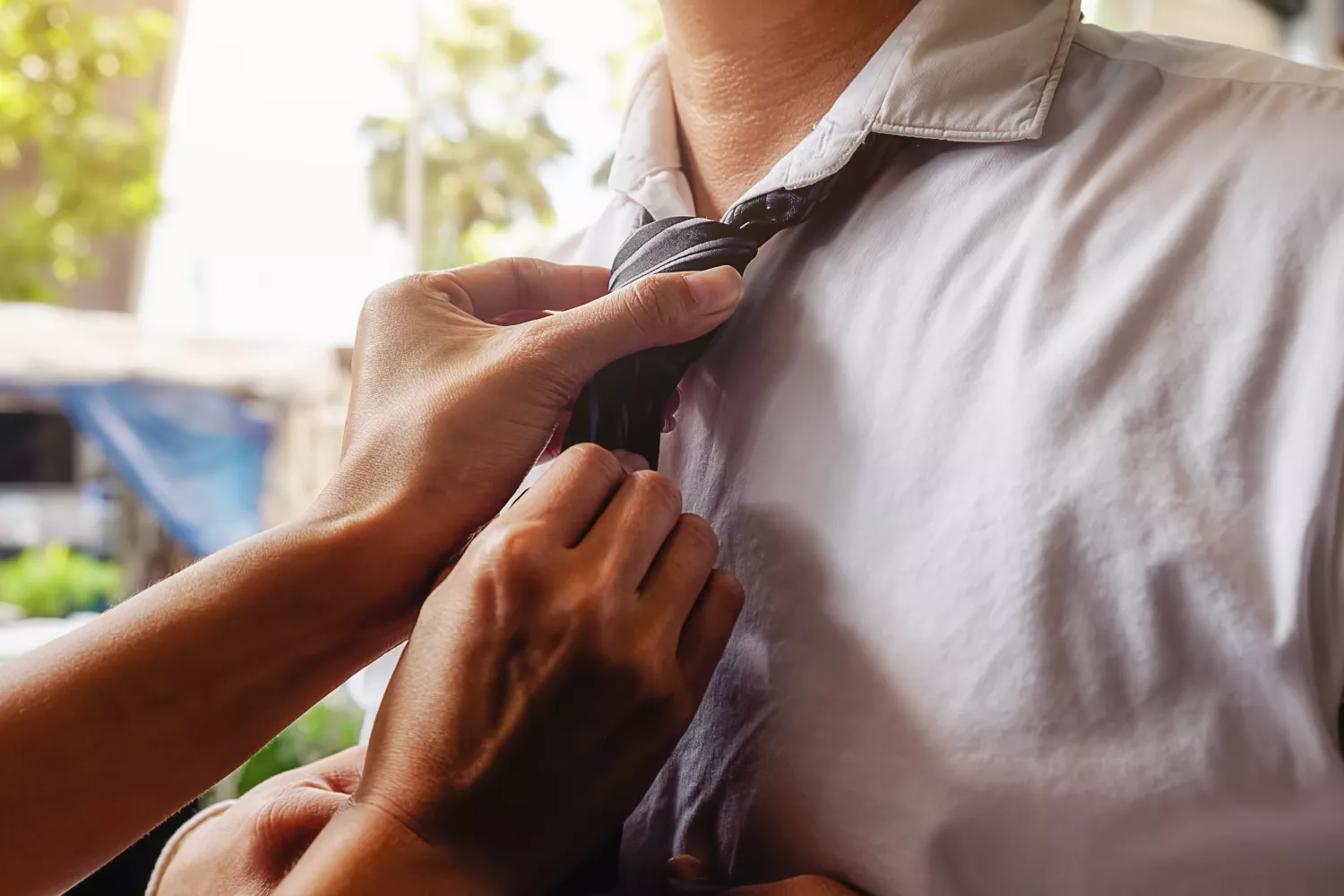 Una persona ata el nudo de una corbata / FREEPIK - @mindandi