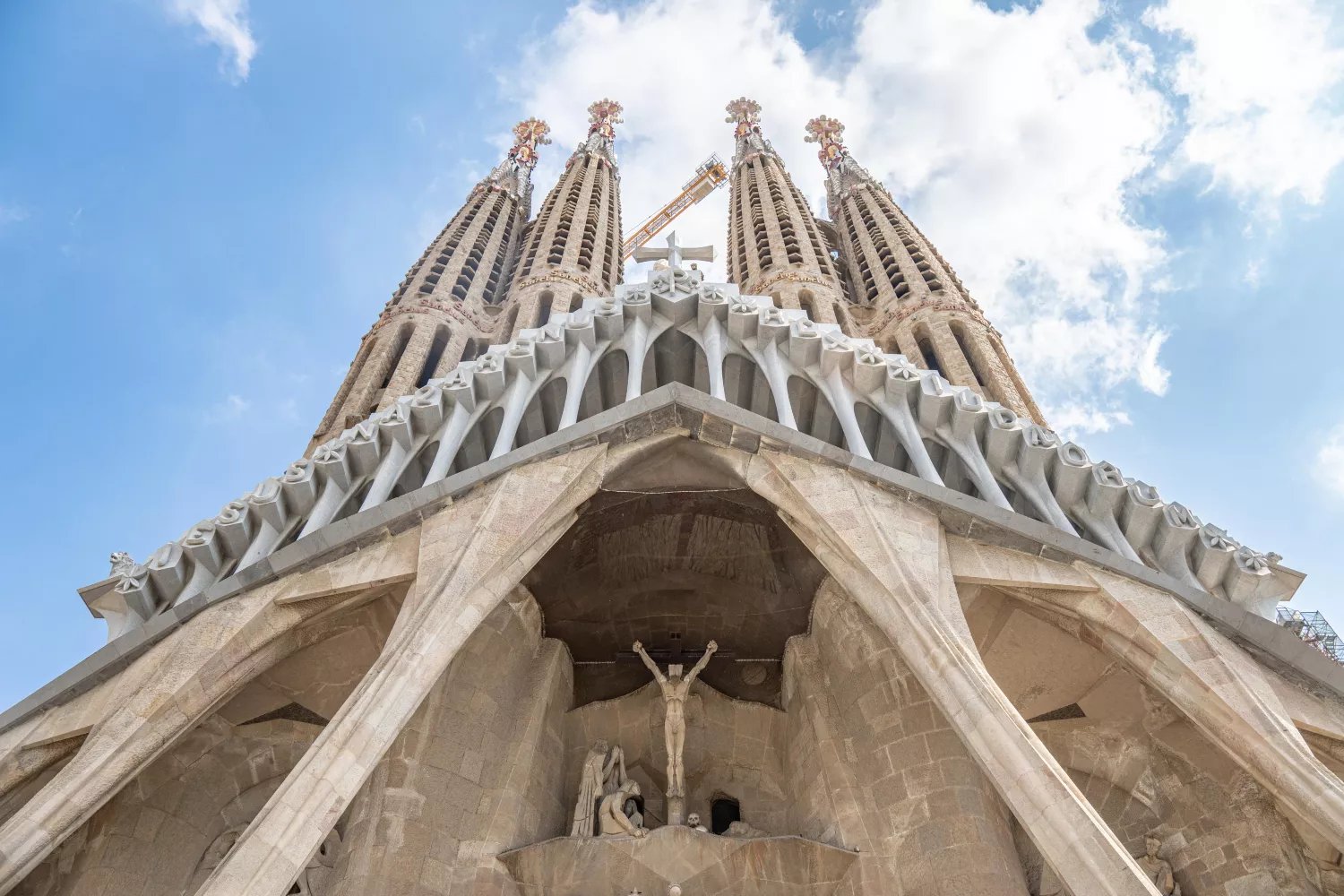 La Sagrada Familia de Barcelona vista desde abajo / UNSPLASH