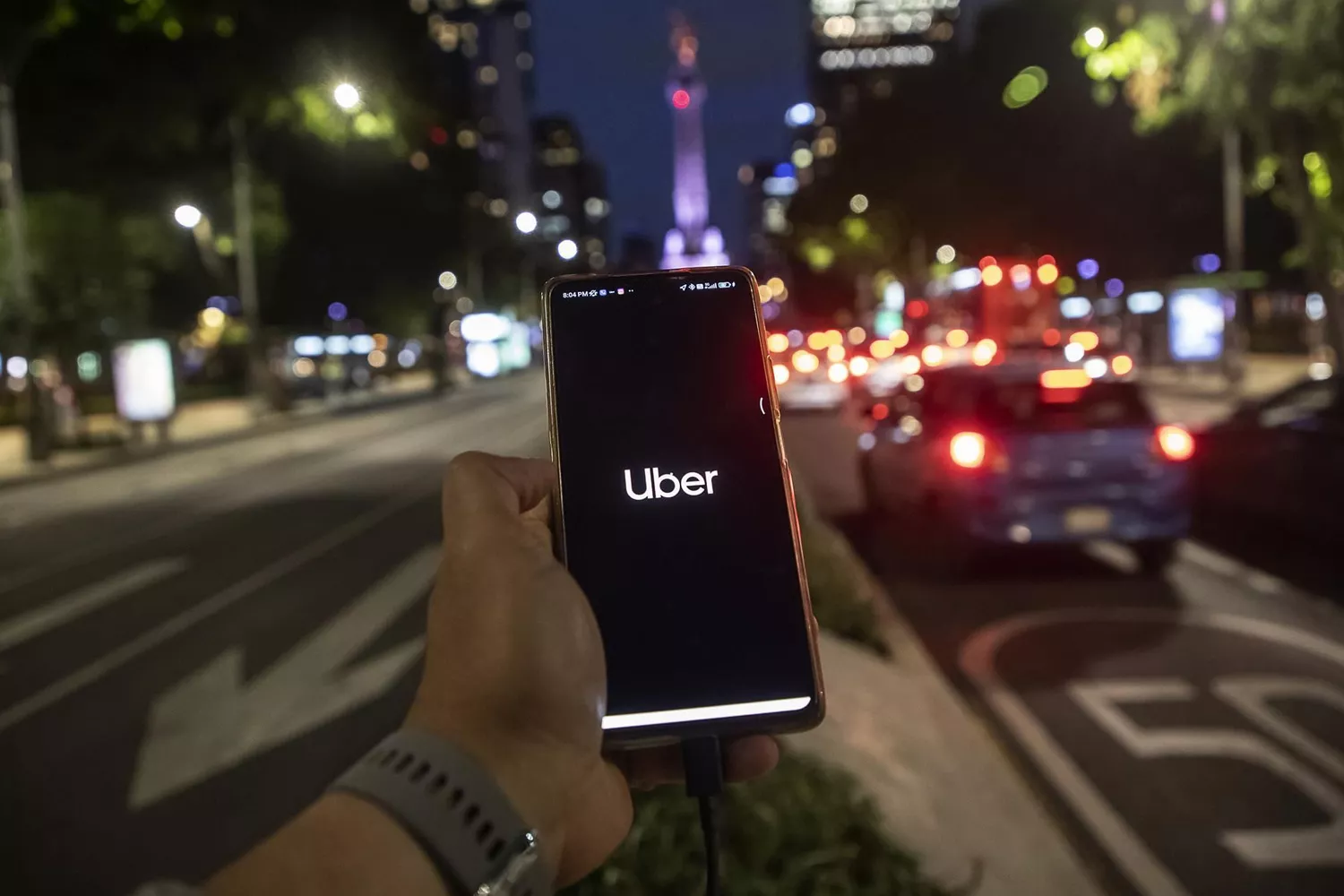 Una persona abre la aplicación de Uber para pedir un coche / EFE