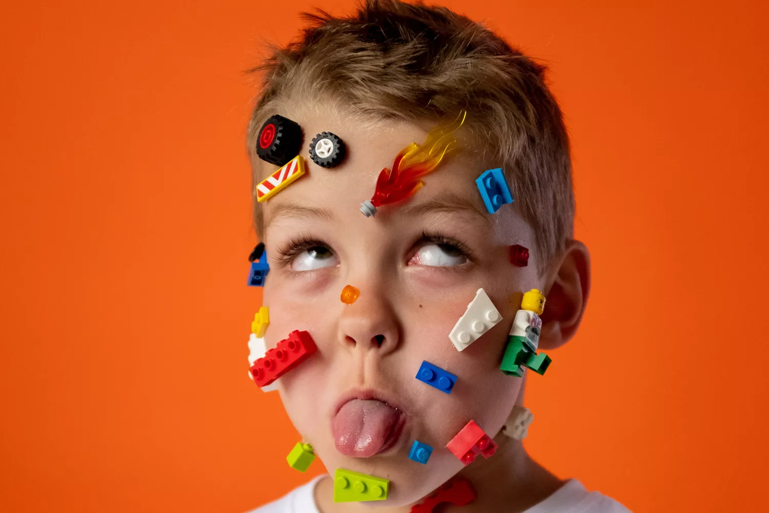 Un niño con piezas de Lego en la cara / PEXELS