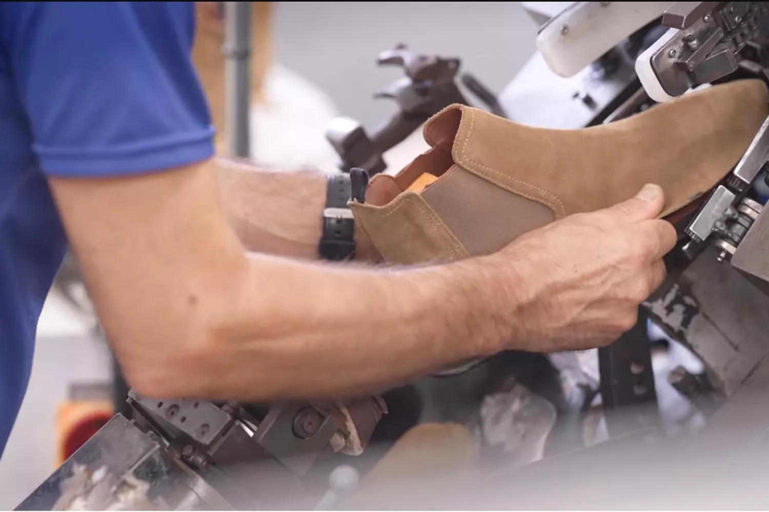 Una persona fabrica un zapato en la comarca aragonesa del Aranda / ASOCIACIÓN DE FABRICANTES DE CALZADO DE ZARAGOZA