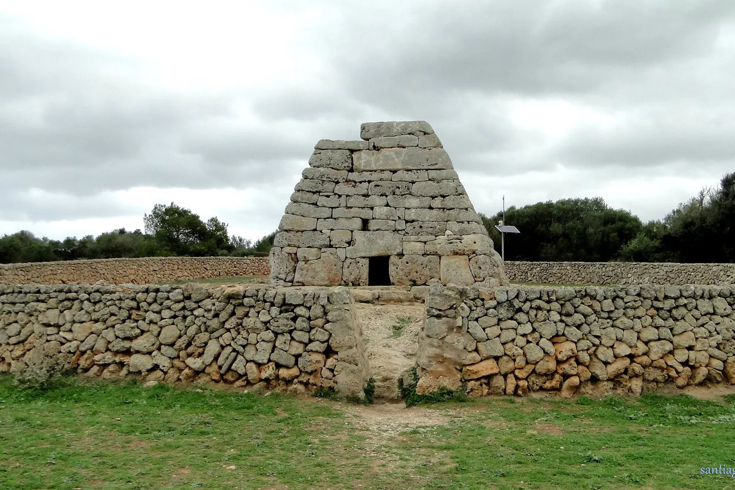 La Naveta des Tudons es una construcción funeraria de la prehistoria menorquina usada entre los años 1200 y 750 a. C. FREEPIK SANTIAGO LÓPEZ PASTOR