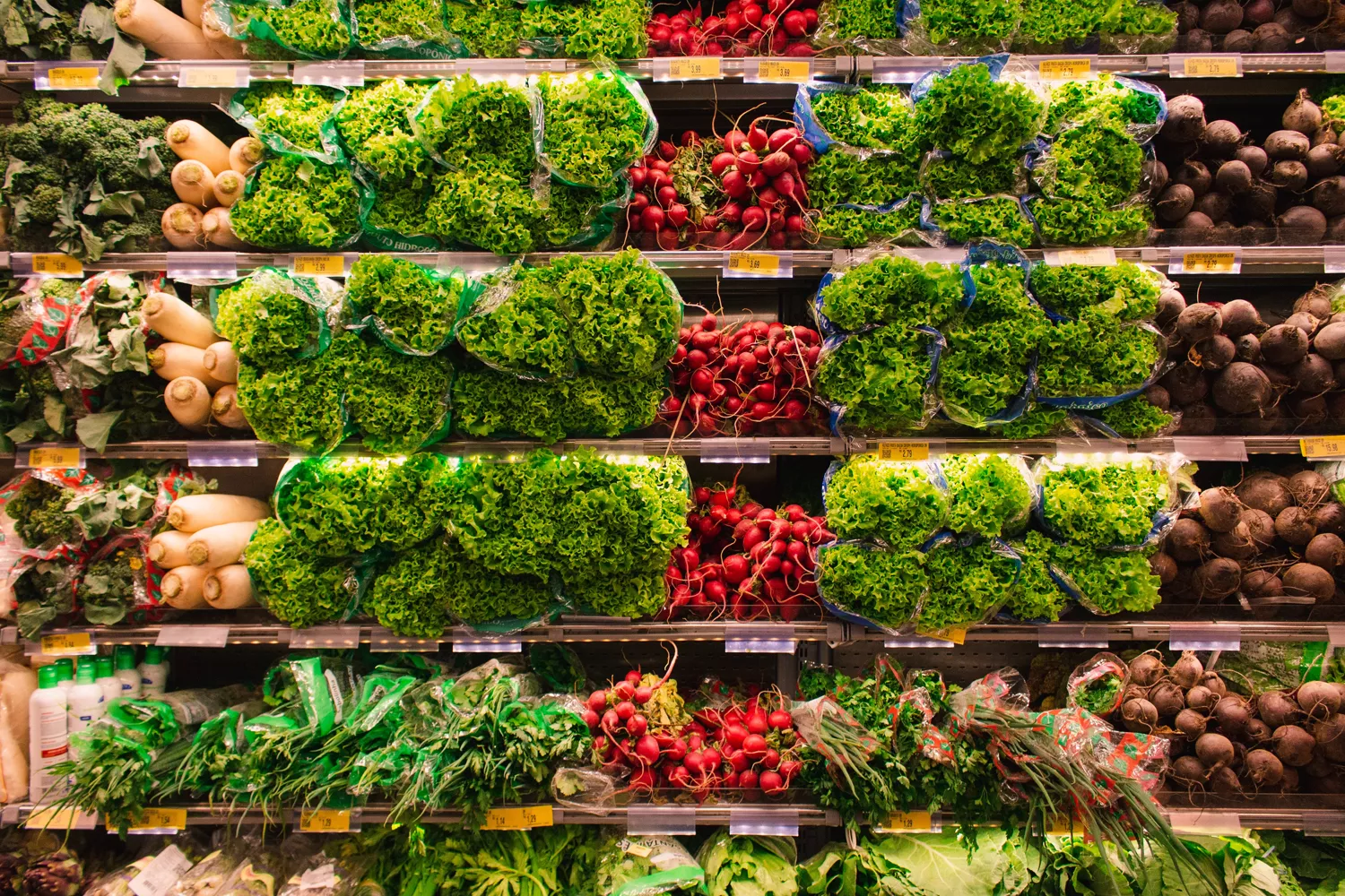 Diferentes productos frescos en uno de los supermercados que hay en España PEXELS