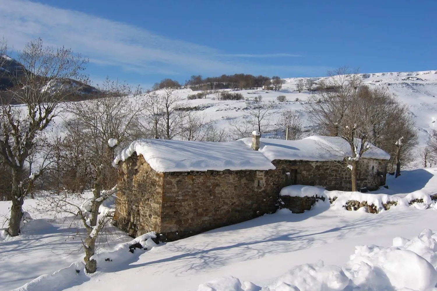 Las cabañas de esta bucólica aldea ubicada en un valle pasiego / ALDEAS ABANDONADAS