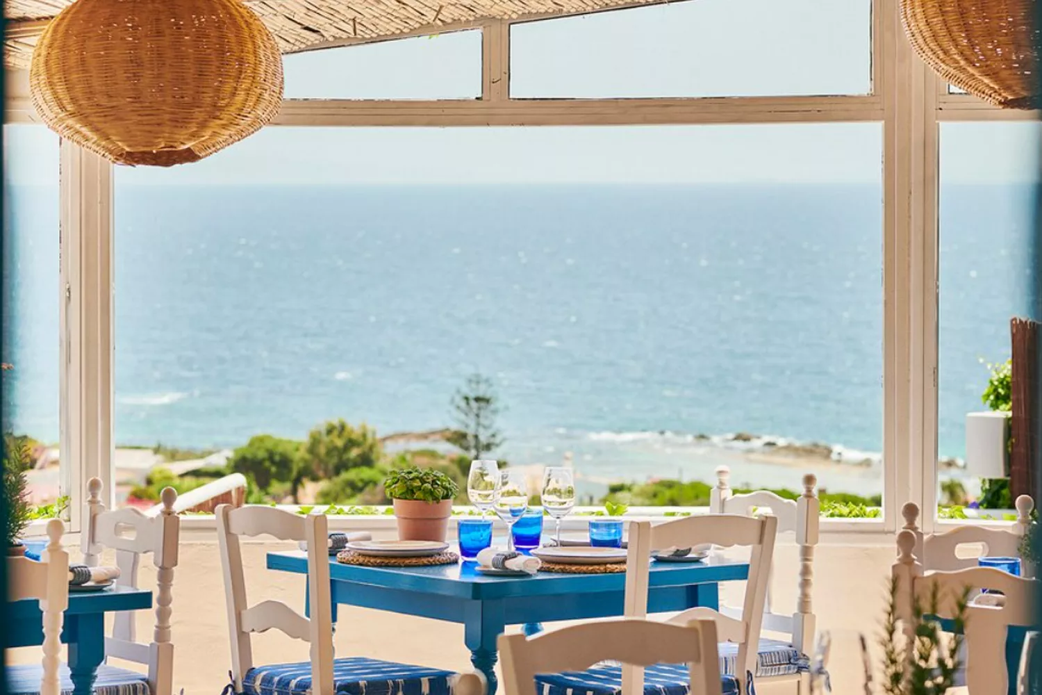 Una mesa con vistas del restaurante El Mirlo (Tarifa), famoso por sus arroces con carabinero / TRIPADVISOR