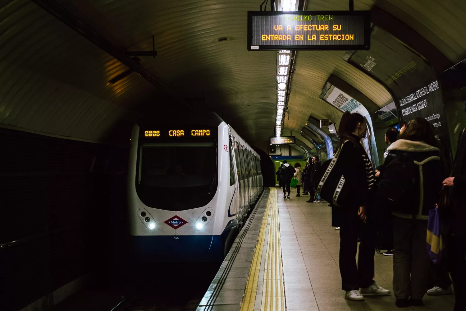 Varias personas esperan el Metro en una estación de Madrid / UNSPLASH