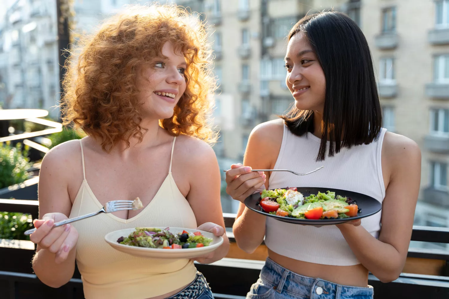 Dos chicas siguen una alimentación vegana / FREEPIK