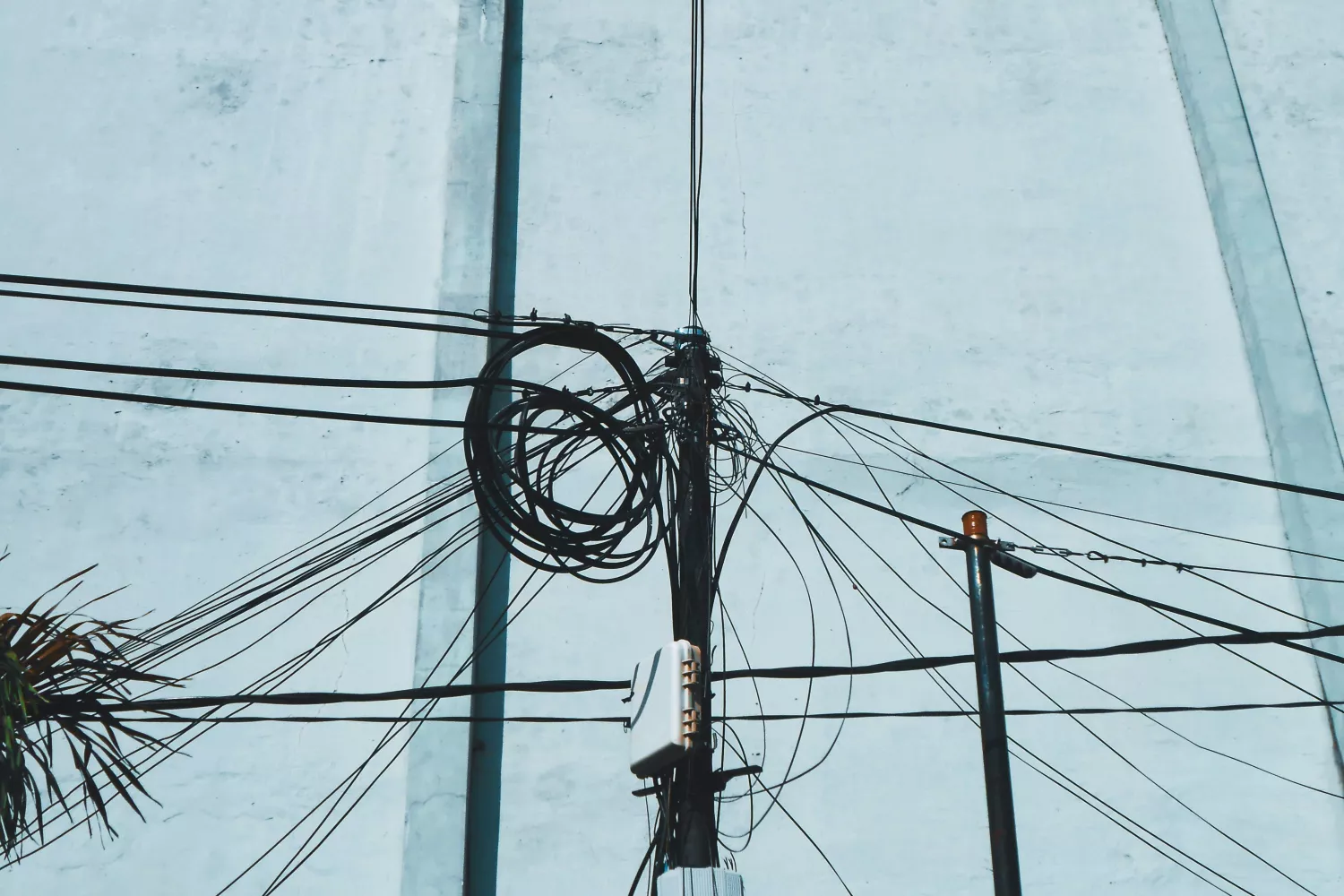 Cables de un operador de telefonía / UNSPLASH