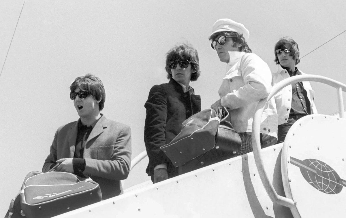 Paul McCartney, George Harrison, John Lennon y Ringo Starr, subiendo al avión para viajar a Barcelona desde el aeropuerto de Barajas / EFE
