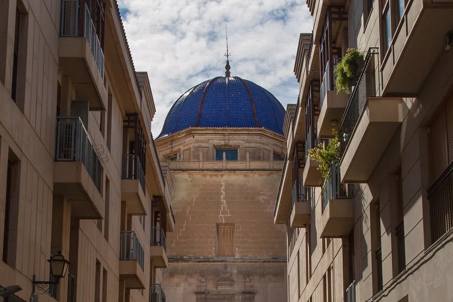 La basílica de Santa María de Elche, la ciudad española donde más bajan de precio los pisos PIXABAY