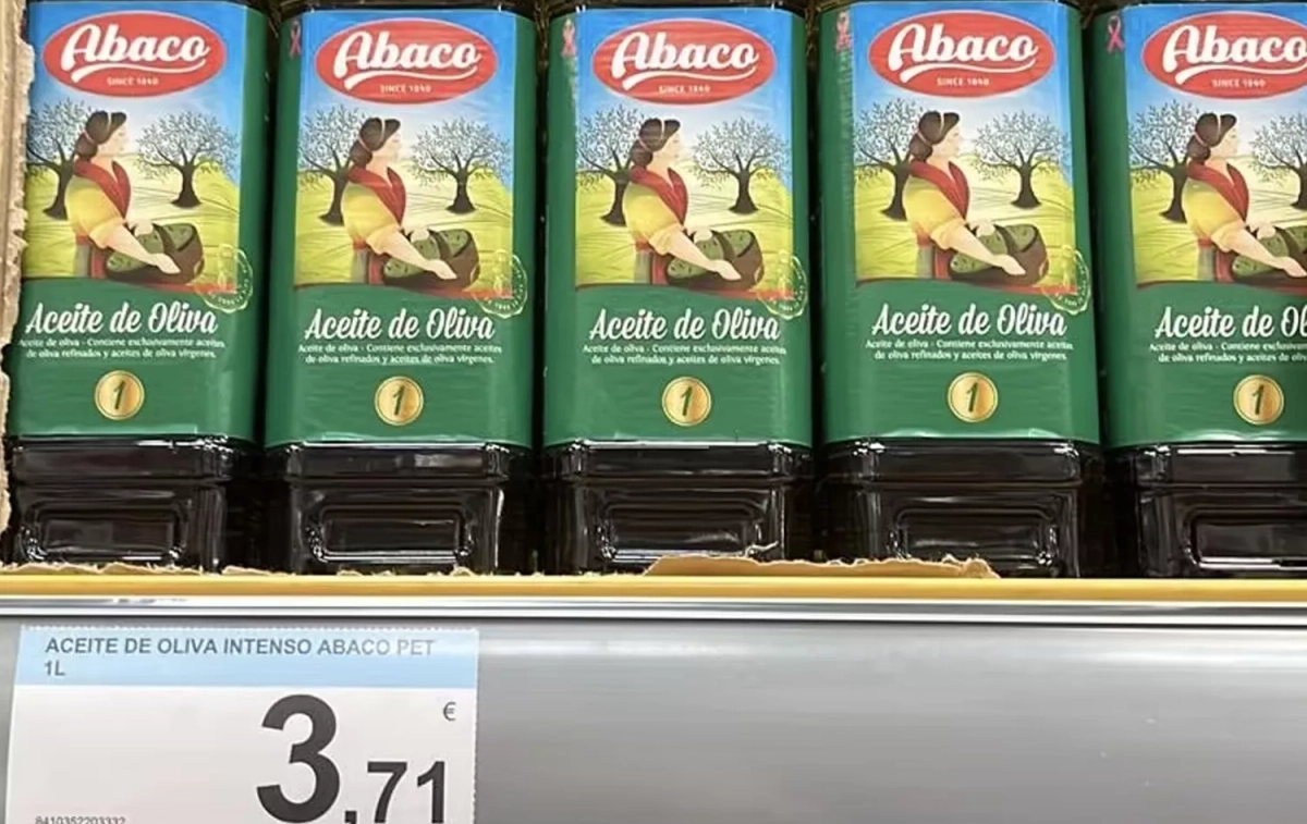 El aceite de oliva Abaco, por 3,71 euros el litro, en un supermercado Carrefour