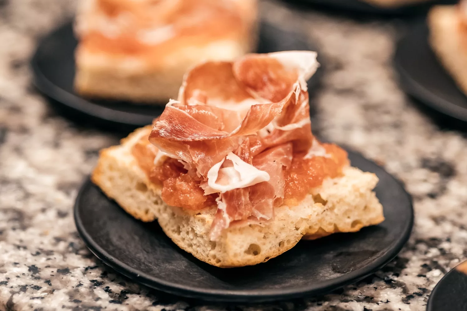 Unas tostadas con jamón / PEXELS